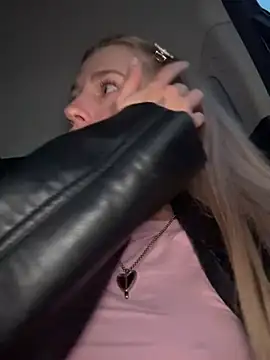 kira mia online show from April 2026 04:37:01 PM