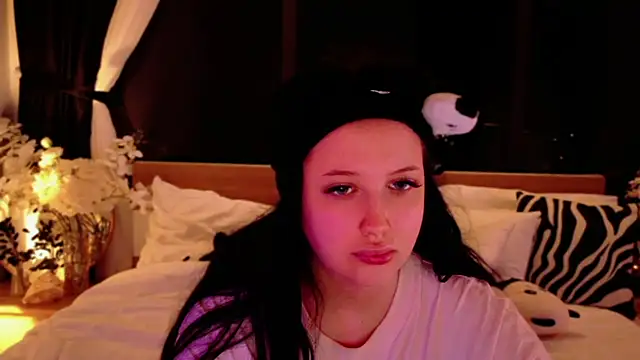 Felicia Herceg online show from November 2025 10:15:02 PM