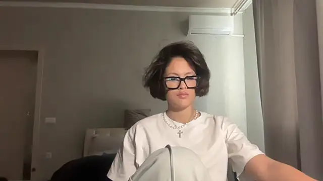 Snapshot of LeandraCasali chatting on October 2025 01:11:02 PM LeandraCasali online show from October 2025 01:11:02 PM