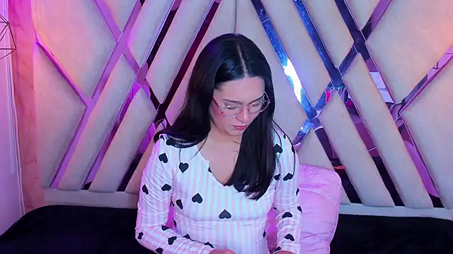 Snapshot of Isa_doux chatting on April 2026 04:32:01 AM Isa doux online show from April 2026 04:32:01 AM