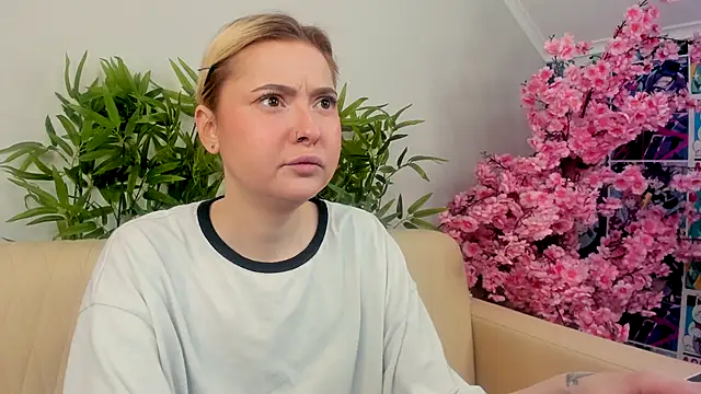 Snapshot of LaylaCookies chatting on October 2025 10:11:02 AM LaylaCookies online show from October 2025 10:11:02 AM