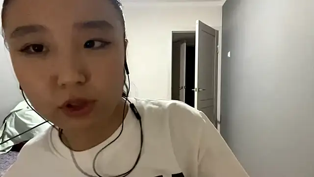 Snapshot of LiaPilksi chatting on October 2025 05:13:02 PM LiaPilksi online show from October 2025 05:13:02 PM