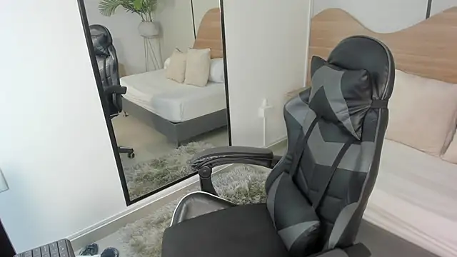 mia collins96 online show from November 2025 02:45:01 AM