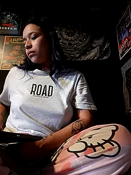 Isis Bathory online show from November 2025 03:33:01 PM