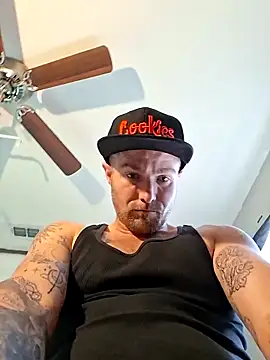 DadDDick925 online show from October 2025 10:52:01 PM