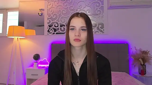 LuisaClover online show from February 2026 01:34:01 PM