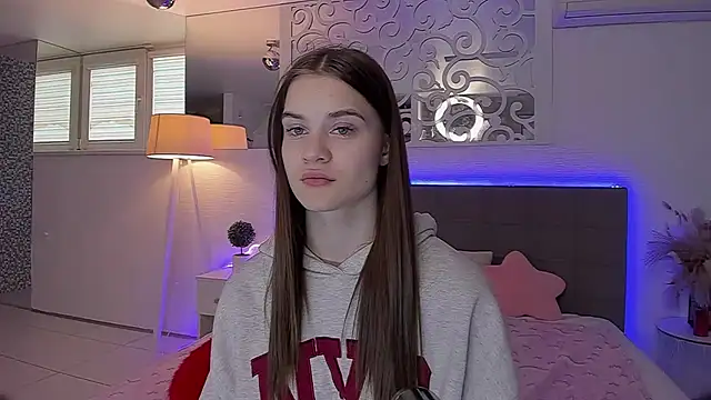 LuisaClover online show from April 2026 12:26:02 PM