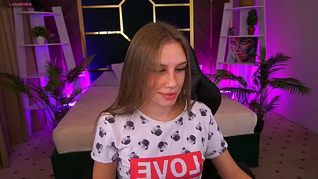 HeyEmilly online show from October 2025 07:13:02 PM