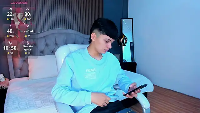 Maxii18  online show from October 2025 01:47:02 PM