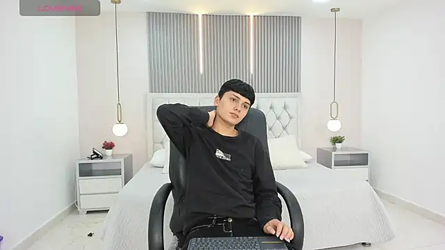 Maxii18  online show from December 2025 06:37:02 PM