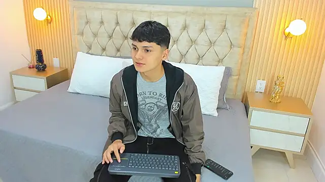 Maxii18  online show from January 2026 02:38:01 AM