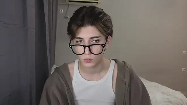 Snapshot of Oliver_star_boy_ chatting on October 2025 04:35:01 PM Oliver star boy  online show from October 2025 04:35:01 PM