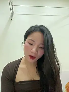 Bee Yellow00 online show from November 2025 04:56:01 AM