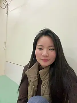 Bee Yellow00 online show from February 2026 05:12:02 AM