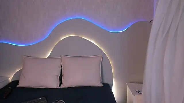 EmiliClarke online show from January 2026 07:28:01 PM