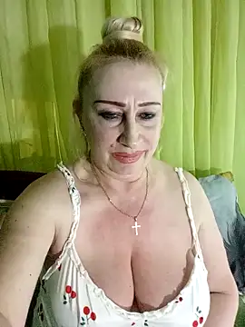 Snapshot of Esenia505 chatting on May 2026 03:40:02 PM Esenia505 online show from May 2026 03:40:02 PM