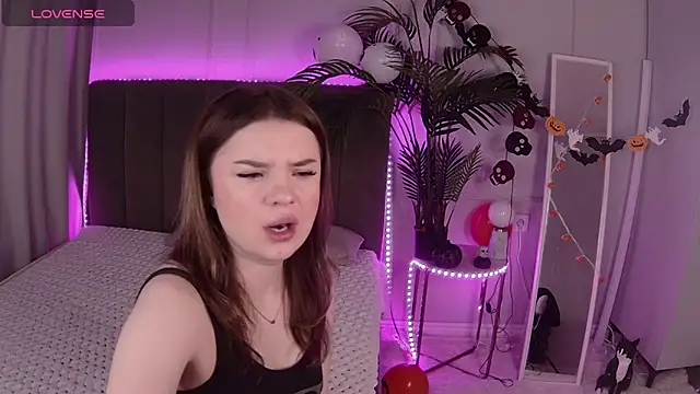 Snapshot of Alice_Bloome chatting on November 2025 05:31:02 AM Alice Bloome online show from November 2025 05:31:02 AM