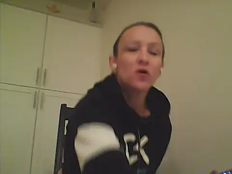 Karebearz1 online show from April 2026 12:39:02 PM