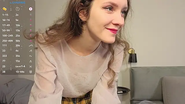 LauraYoungg online show from November 2025 08:44:01 PM