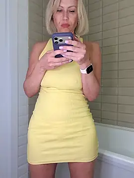 Snapshot of Elle_Milfa chatting on June 2026 08:25:02 PM Elle Milfa online show from June 2026 08:25:02 PM