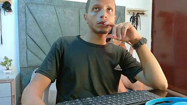 Snapshot of DamianandEva chatting on June 2026 01:25:01 PM DamianandEva online show from June 2026 01:25:01 PM
