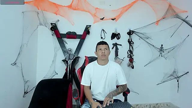 Steven19 LatinBoy online show from October 2025 12:06:02 PM