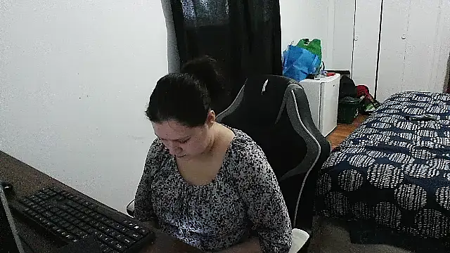 GlitterAuburn online show from April 2026 03:05:01 PM