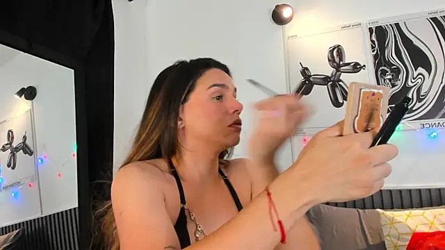 Cloe Bonne online show from December 2025 08:05:01 PM