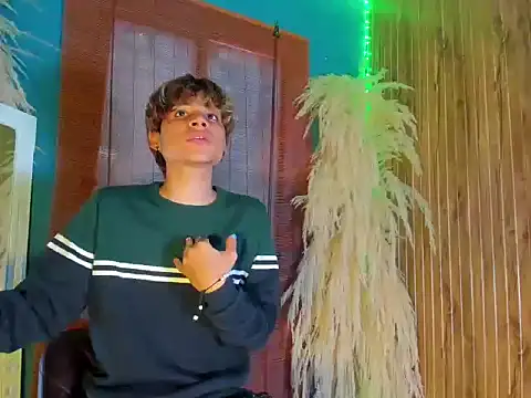 Leo Glow online show from December 2025 07:21:01 PM