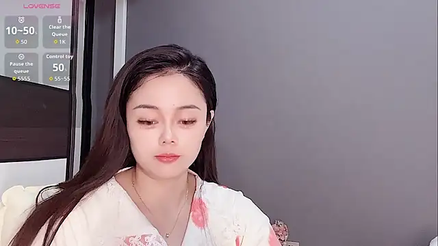 Yesenia- online show from November 2025 01:43:01 PM