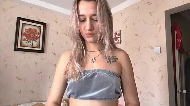 Auroragin online show from November 2025 09:30:02 AM