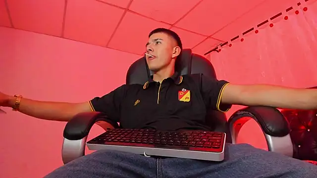 Snapshot of Aleck_Boy chatting on November 2025 08:30:01 PM Aleck Boy online show from November 2025 08:30:01 PM