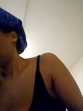 Snapshot of Mommy_Sienna chatting on April 2026 02:42:02 AM Mommy Sienna online show from April 2026 02:42:02 AM