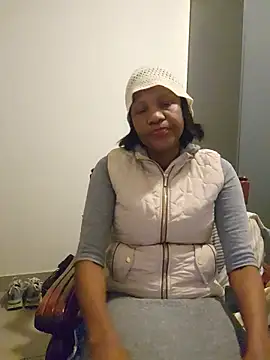 Snapshot of Mommy_Sienna chatting on May 2026 04:15:02 PM Mommy Sienna online show from May 2026 04:15:02 PM
