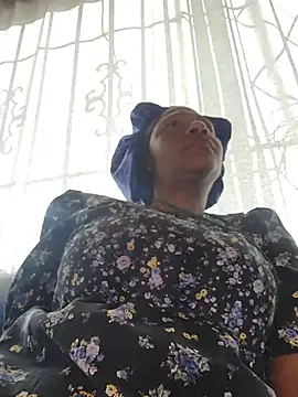 Snapshot of Mommy_Sienna chatting on May 2026 01:40:01 PM Mommy Sienna online show from May 2026 01:40:01 PM
