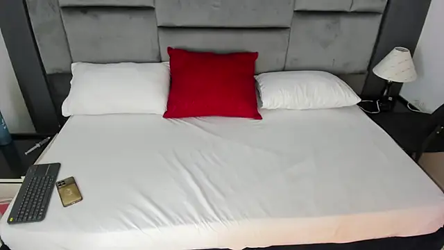 CatleyaSmith online show from December 2025 12:02:02 PM