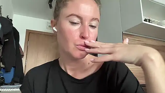 Ameli8 online show from November 2025 10:57:02 AM