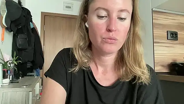 Ameli8 online show from November 2025 12:17:01 PM