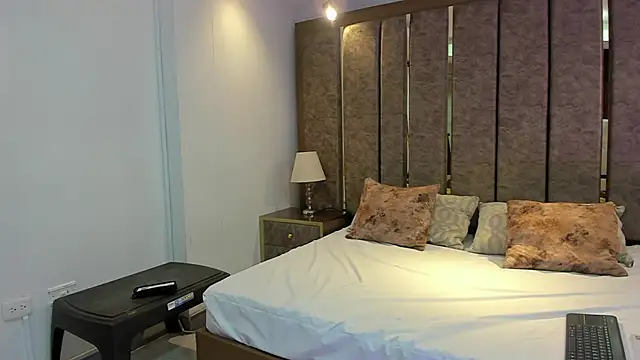 BrendaFernandez  online show from February 2026 02:03:02 PM