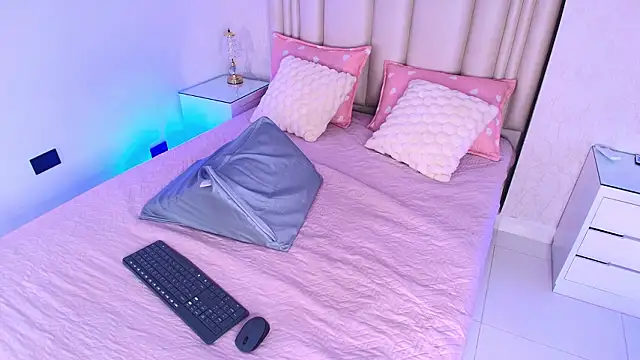 alanarose18 online show from February 2026 07:25:02 PM