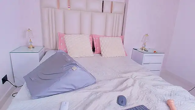 alanarose18 online show from April 2026 07:16:01 PM