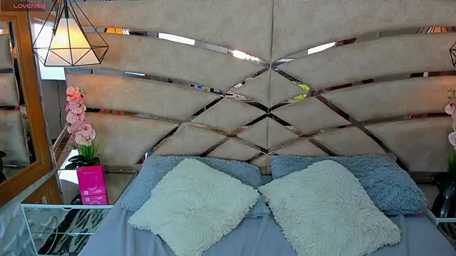 PARKERTHOMPSON online show from November 2025 06:04:02 PM