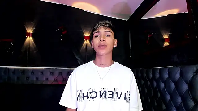Snapshot of Timmy_Kiing_ chatting on December 2025 11:57:02 PM Timmy Kiing online show from December 2025 11:57:02 PM