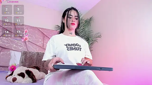  Naomi Fox  online show from January 2026 01:48:01 PM