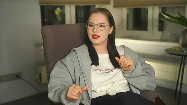 CrystaSvendsen online show from November 2025 12:49:02 PM