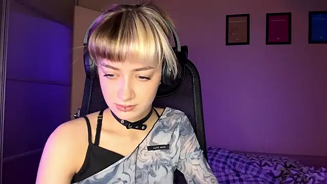 EmilySkyline online show from November 2025 05:17:01 AM