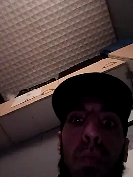 hotguy71000 online show from December 2025 04:12:02 PM