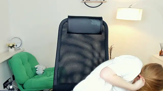 LavetaShiroma online show from November 2025 09:36:01 PM