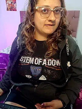 Snapshot of AnnieAtHome chatting on November 2025 03:05:01 AM AnnieAtHome online show from November 2025 03:05:01 AM