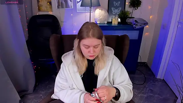Snapshot of LouiseMous chatting on February 2026 08:03:02 PM LouiseMous online show from February 2026 08:03:02 PM